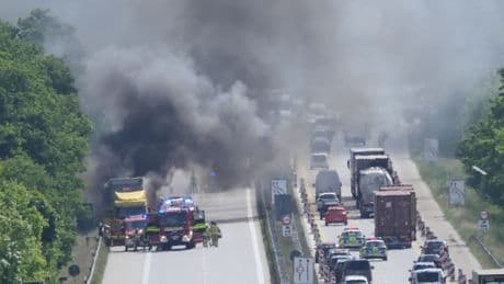 Reifenplatzer schuld? - Giftwolke! A14 nach Lkw-Brand stundenlang dicht