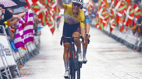 Joao Almeida aprende de Pogacar y ataca para llevarse la Itzulia