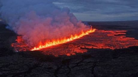Island: Riesige Aschewolke eines Vulkans hüllt Insel ein