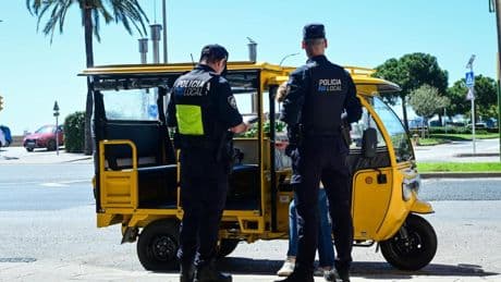 La policía de Palma inmoviliza varios tuk-tuks ilegales que recogían a turistas en la ciudad