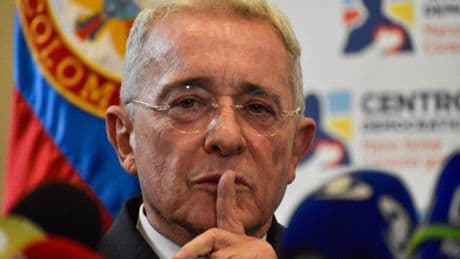 En Colombie, un sénateur de gauche menacé de mort après la condamnation de l’ancien président proche de l’extrême droite Álvaro Uribe