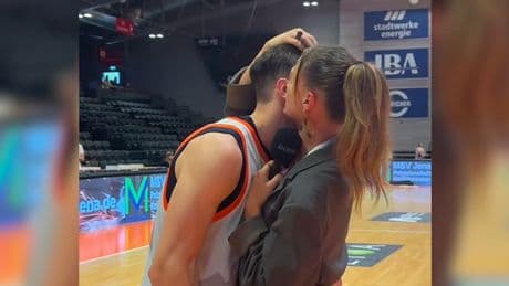 „Scheiß auf das alles heute!“ - Plötzlich tröstet Moderatorin Playoff-Verlierer