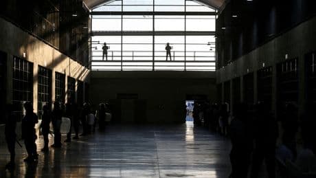 Salvador : le président Bukele propose d’expulser ses détenus en France après un défilé à la Fashion Week de Paris