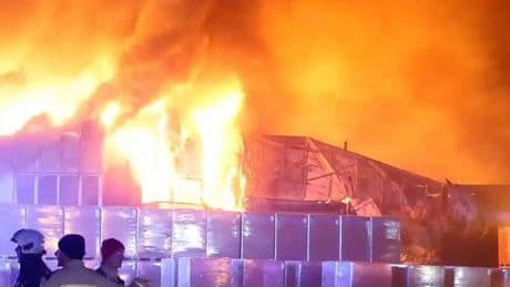 Vlammenzee bij enorme brand in bedrijfsloods Coevorden