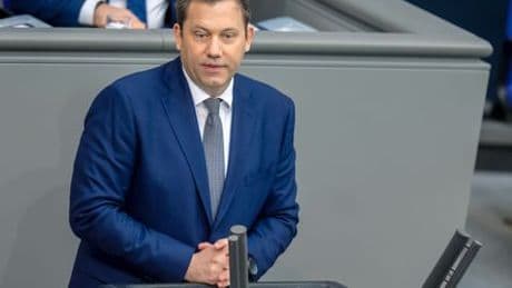 Haushalt: Finanzminister Lars Klingbeil (SPD) will mehr Investitionen und neue Schulden