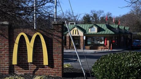 "Une violence inimaginable": l'employée d'un McDonald's à Detroit poignarde mortellement sa responsable, un client met fin à sa fuite