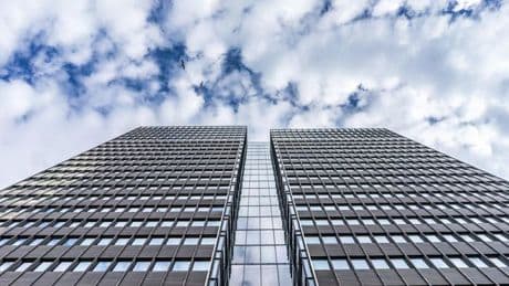 La política arancelaria de Trump frena la logística y estabiliza la inversión inmobiliaria global