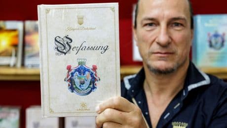 Schlag gegen Reichsbürgerszene: Behörden verbieten "Königreich Deutschland"