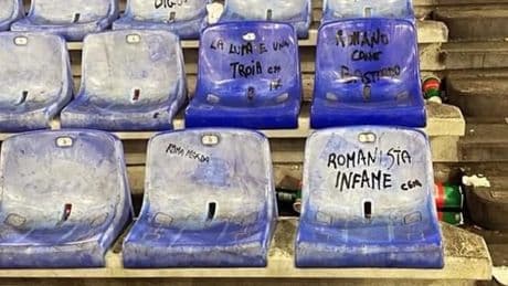 Curva Sud, i tifosi del Milan danneggiano i seggiolini durante la partita con il Bologna. Verranno cambiati per domenica