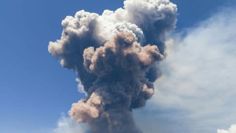 Italie : l'Etna crache un panache de cendres et de gaz