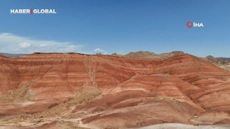 Mars'ı andıran 'Gökkuşağı Tepeleri' ziyaretçilerini şaşırtıyor
