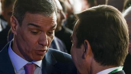 Sánchez no pregunta al Congreso por el gasto militar pero sí pregunta a los españoles por aspectos técnicos de la opa