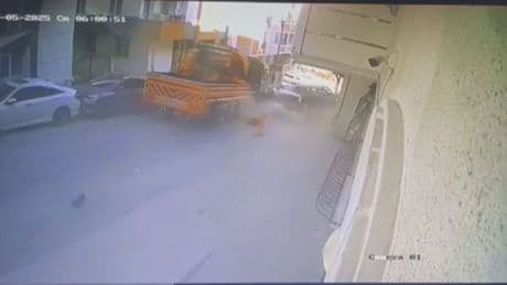 Yokuşta kayan vinç 23 aracı biçti