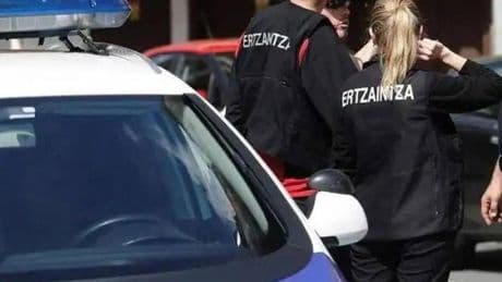 Trasladado al hospital de Basurto tras ser agredido por un joven de 18 años con una botella de cristal rota