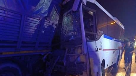 İşçi servis minibüsü, park halindeki TIR’a çarptı: 5’i ağır, 20 yaralı