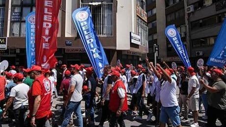 İzmir Büyükşehir Belediyesinin işten çıkardığı işçiler eylem başlattı