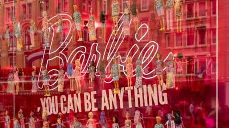 Ai piedi di Barbie