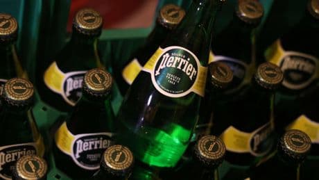 Empêtré dans un scandale, Nestlé au défi de sauver le business Perrier