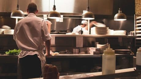 Londra, la stretta di Starmer sui "lavoretti" per gli stranieri che vogliono imparare l?inglese: «Chi arriva deve già parlare la lingua»