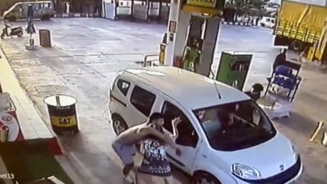 Akaryakıt istasyonunda akıl almaz şiddet! Kadını feci şekilde darp ettiler