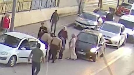 Boğazına yiyecek takılan 8 aylık bebek, Heimlich manevrası ile kurtarıldı