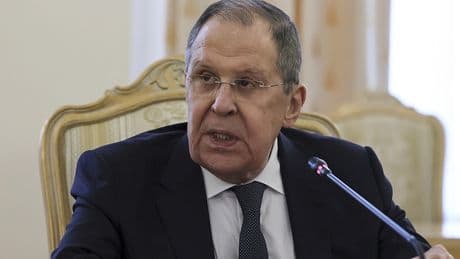Minister Lavrov arriveert in Alaska met opmerkelijk shirt