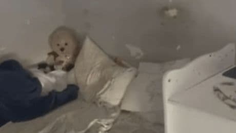 Liberan a una niña de 6 años que creció encerrada en una habitación: se alimentaba de líquidos y no sabía hablar