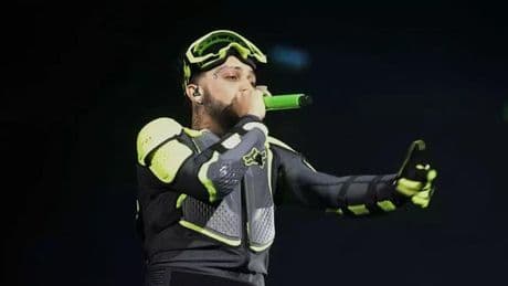El cantante sevillano JC Reyes la lía en un concierto y se cae de una moto