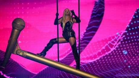 Heiße Show beim ESC - Latex-Finnin trällert sich ins Finale