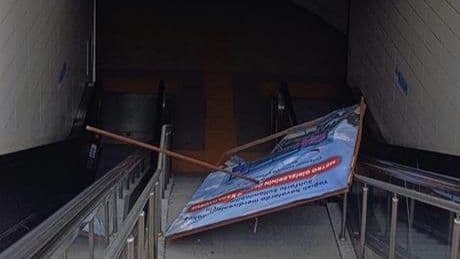 Metro istasyonunda üzerine reklam panosu düşen kadın yaralandı