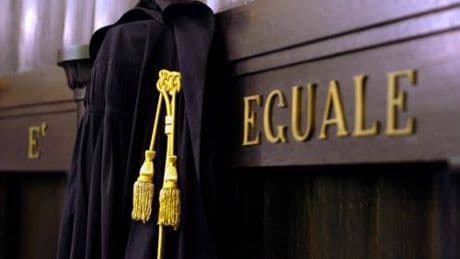 "La mano sul seno, ma senza premere". Assolto il prof accusato di molestie
