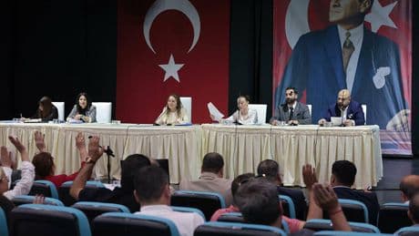 Konak Meclisi'nde Başkan Cemil Tugay'a destek açıklaması: 'Hak arama, halk sağlığını tehdit edecek boyuta gelmemeli'