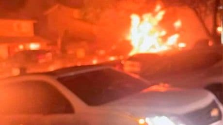 Absturz in San Diego - Kleinflugzeug kracht im Nebel in mehrere Häuser