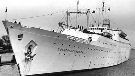 Letzte Reise der „Völkerfreundschaft“ - Das Traumschiff der DDR wird verschrottet