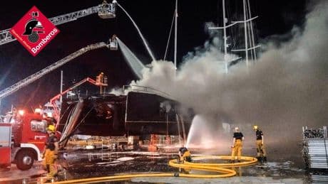 Dos barcos quedan calcinados y hundidos tras un violento incendio en el puerto de Dénia