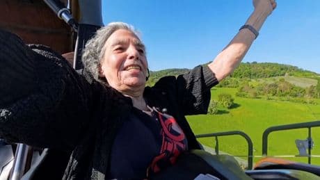 Die „Flotte Ursel“ ist 85! - Frau heilt ihren Rücken mit Achterbahnfahrt