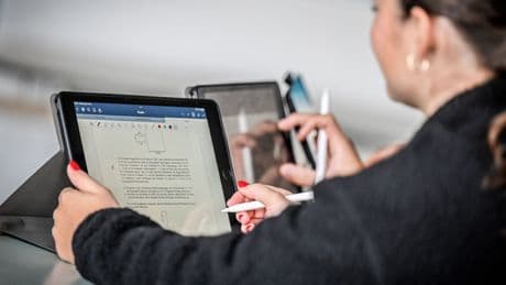 Digitalisierung der Schule: Lernen mit eigenem Tablet kann die Motivation von Kindern steigern und Noten verbessern