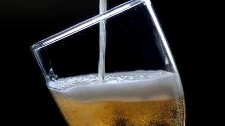 Bierverkauf sinkt: Oettinger-Chef: Brauereien werden „wie Fliegen von der Wand fallen“