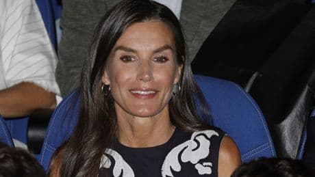 La Reina Letizia vuelve al trabajo con un vestido boho chic inspirado en Dalí, perfecto para esta época del año