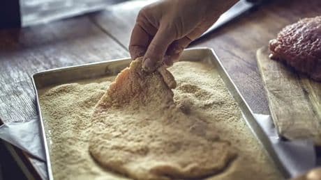 Ni pan rallado ni harina: el sencillo truco para lograr filetes empanados extra crujientes