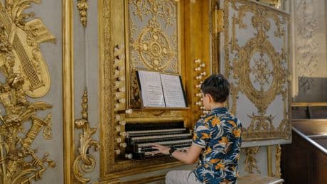 Nederlandse tieners bespelen kerkorgels in Versailles en Parijs: ‘Je voelt je net een piloot’