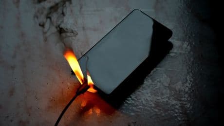 Nueve errores que cometes al cargar el móvil que ponen en riesgo tu casa, según bomberos