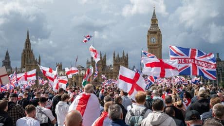 Proteste: Mehr als 100.000 Menschen bei rechter Demo in London – Elon Musk virtuell dabei