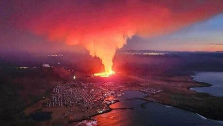 Islanda, erutta il vulcano Sundhnukur: evacuati abitanti e turisti di Grindavik dopo 130 scosse di terremoto