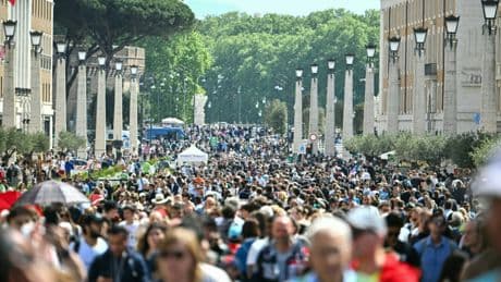 «Un grand pape est parti»: stupeur et recueillement sur la place Saint-Pierre
