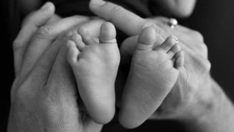 Neonata uccisa dalla mamma, lo psicoterapeuta: «Sbagliato correlare infanticidio e depressione post partum. Ecco cosa c'è oltre la malattia»