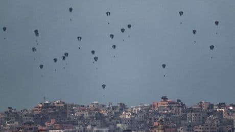 Bande de Gaza : Israël dit avoir parachuté de l’aide humanitaire dans l’enclave palestinienne