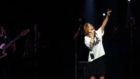 Praatgrage rockchick Anouk verbluft vocaal, bijgestaan door achtergrondzangeressen: ’Misschien doe ik een Justin Timberlakeje’