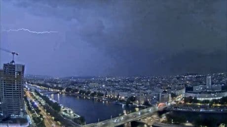 Éclairs, grêlons, pluies intenses... Les impressionnantes images des orages qui ont frappé l'Hexagone vendredi