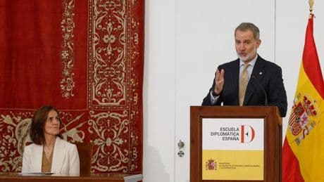 Felipe VI, a los nuevos diplomáticos: "España no es solo un himno y una bandera"